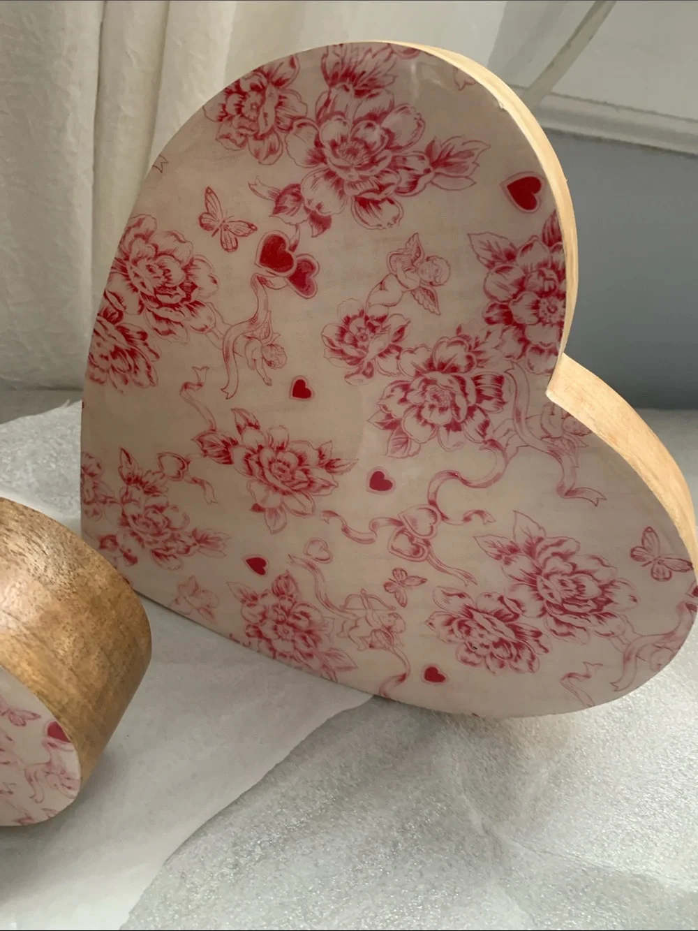 🆕- RACHEL ZOE SET OF TWO FLORAL WOODEN HEARTS